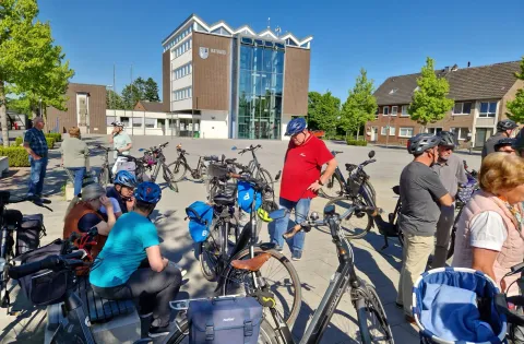 Feierabendtour des ADFC Weeze Radfahrende des ADFC vor dem Weezer Rathaus