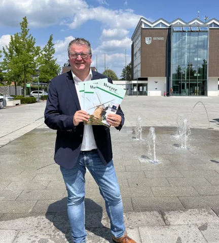 Weezer Seiten sind erschienen Bürgermeister Georg Koenen mit der neuen Ausgabe der Weezer Seiten