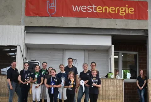 Foto Schulpferdeturnier Mitglieder vom Reiterverein mit ihren gewonnenen Siegerschleifen