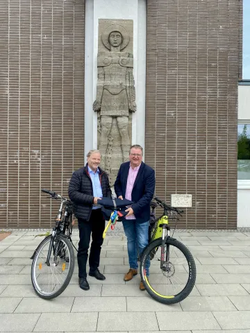 Bürgermeister Weber übergibt die Staffeltasche an Bürgermeister Koenen in Weeze Staffelfahrt durch den Kreis - Uedem übergibt die Staffeltasche in Weeze