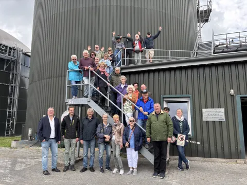 Mitglieder des Partnerschaftsvereins Weeze-Watton mit Bürgermeister Koenen an der Biogasanlage Schloss Wissen