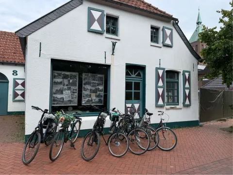 Fahrräder vor dem Haus der Geschichte(n)