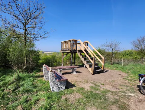 Höchster Punkt von Weeze in Wemb Aussichtsplattform aus Holz in einer Landschaft