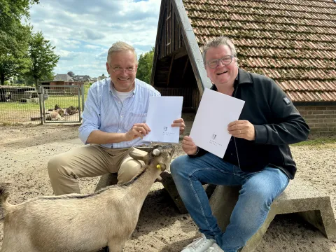 Foto Tierpark Pacht Bürgermeister Koenen und Graf Friedrich zu Eulenburg mit dem neuen Pachtvertrag im Tierpark-Gehege