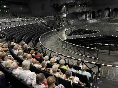 Seniorentheaterfahrt 2025 Seniorinnen und Senioren im Musical Starlight Express auf ihren Sitzplätzen