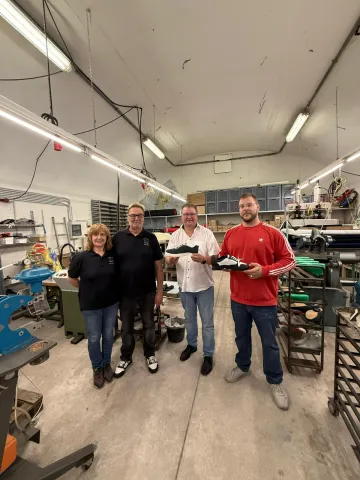 bendys shoes: Hands-free-Schuhinnovation „Made in Weeze“ Bürgermeister Georg Koenen und die Gründer von Bendy's Schuhe