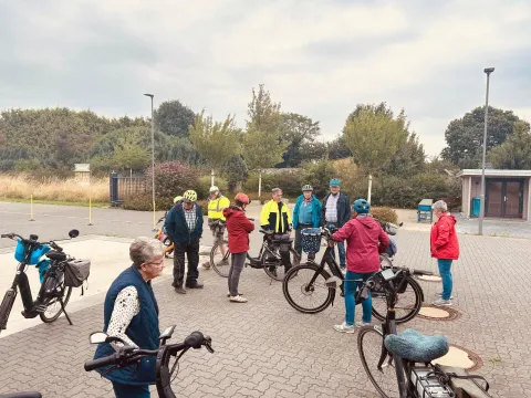 Seniorenpedelectraining vorm Feuerwehrhaus Wemb