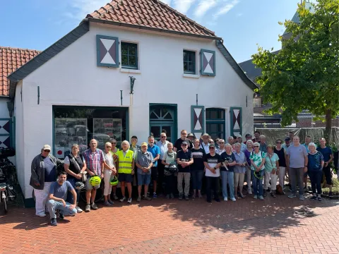 Foto Fahrradtour AWH Teilnehmer*innen der historischen Fahrradtour